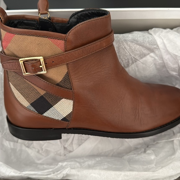 Burberry Children Cream Gift Box - Picture 4 of 6